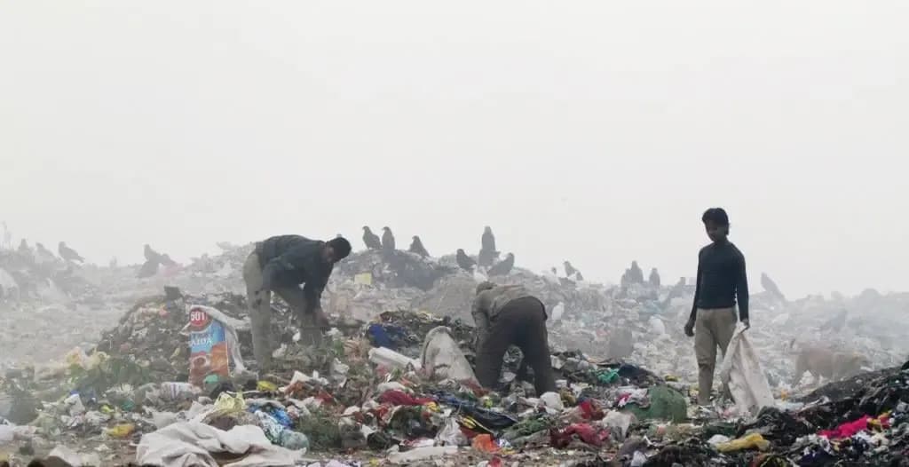 Workers_on_top_of_Ghazipur_landfill_2013.webp